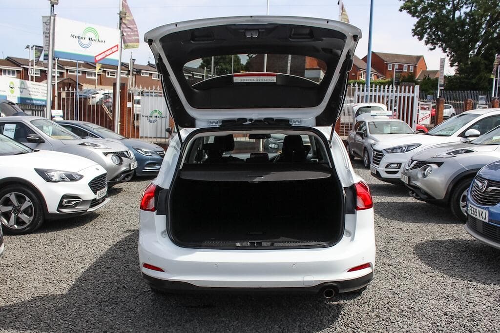 2019 Ford Focus - Thumbnail 8