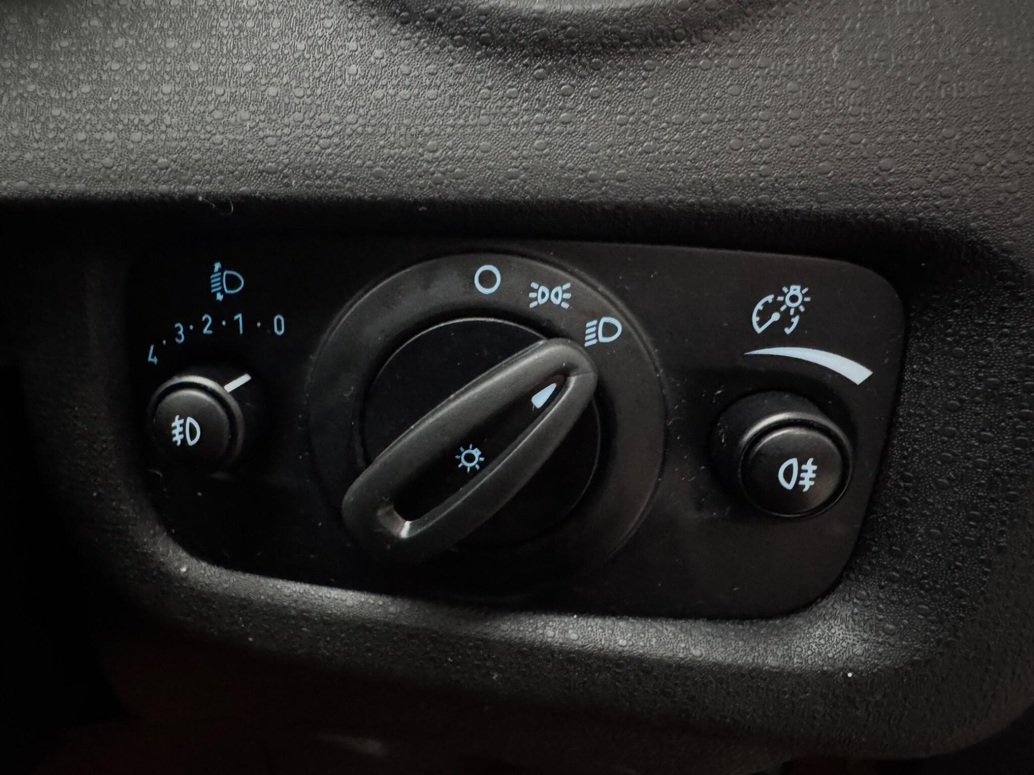 2015 Ford Fiesta - Thumbnail 19