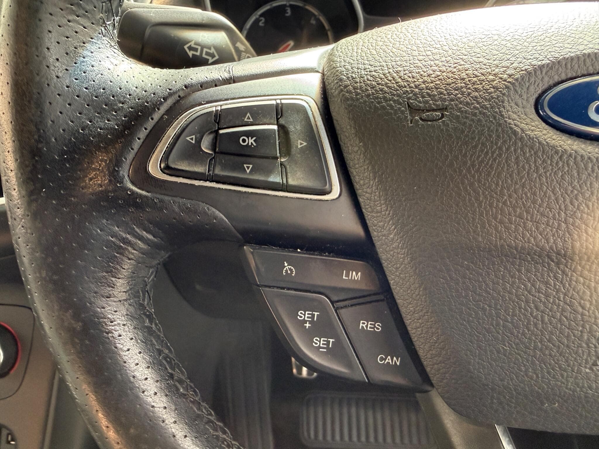 2016 Ford Focus - Thumbnail 18