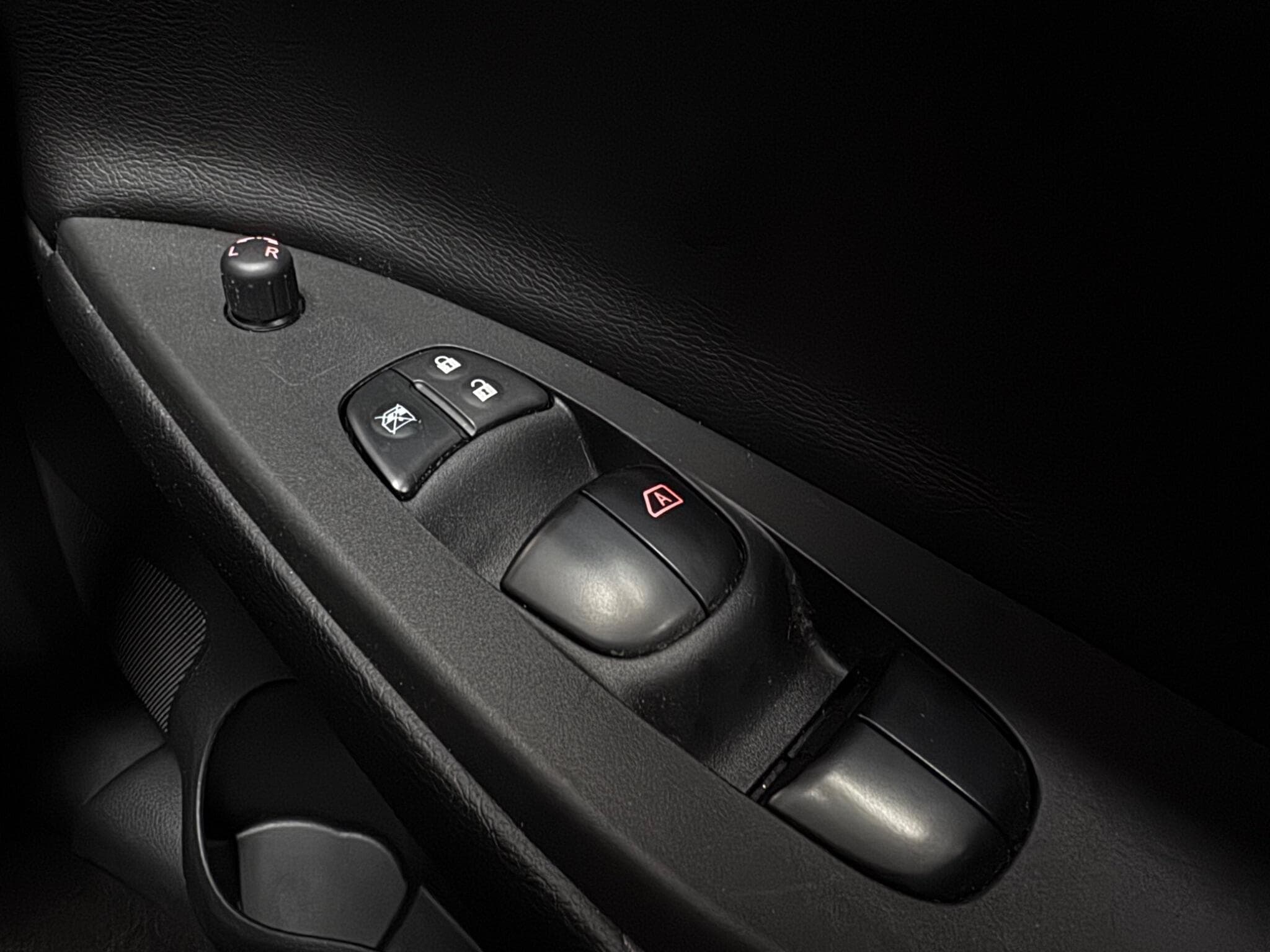 2015 Nissan Pulsar - Thumbnail 23