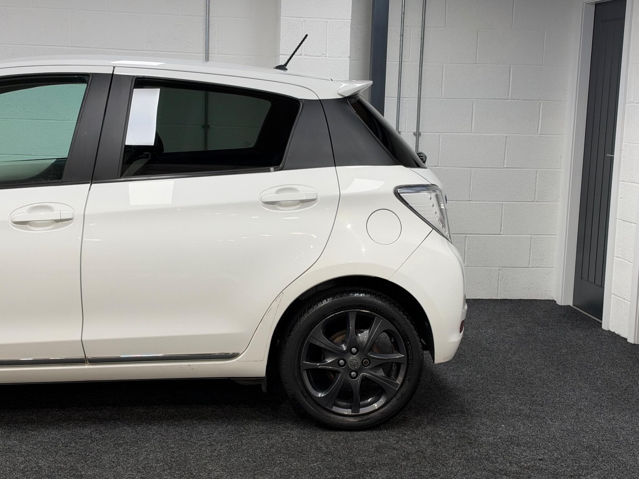 2013 Toyota Yaris - Thumbnail 27