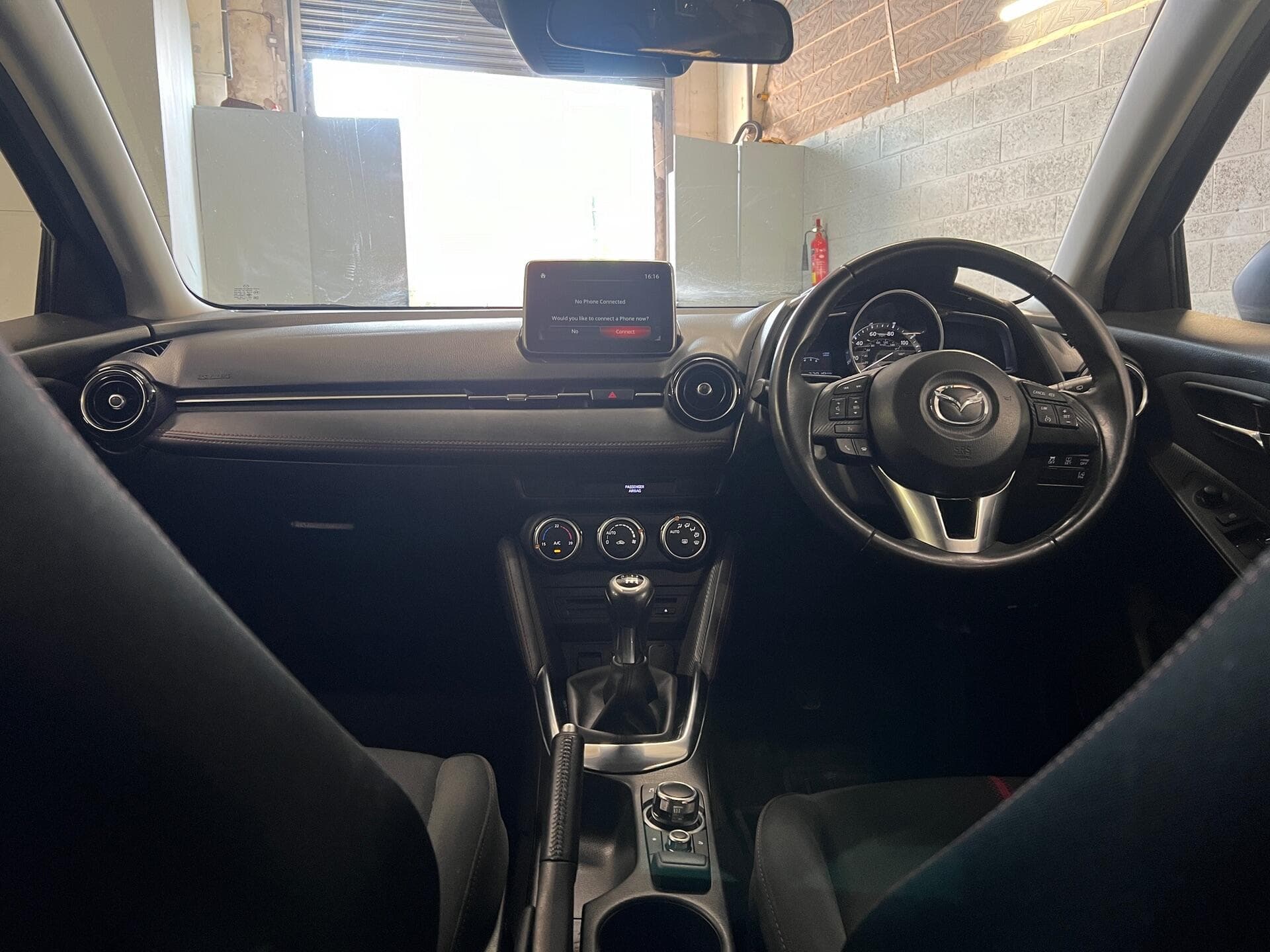 2016 Mazda Mazda2 - Thumbnail 37
