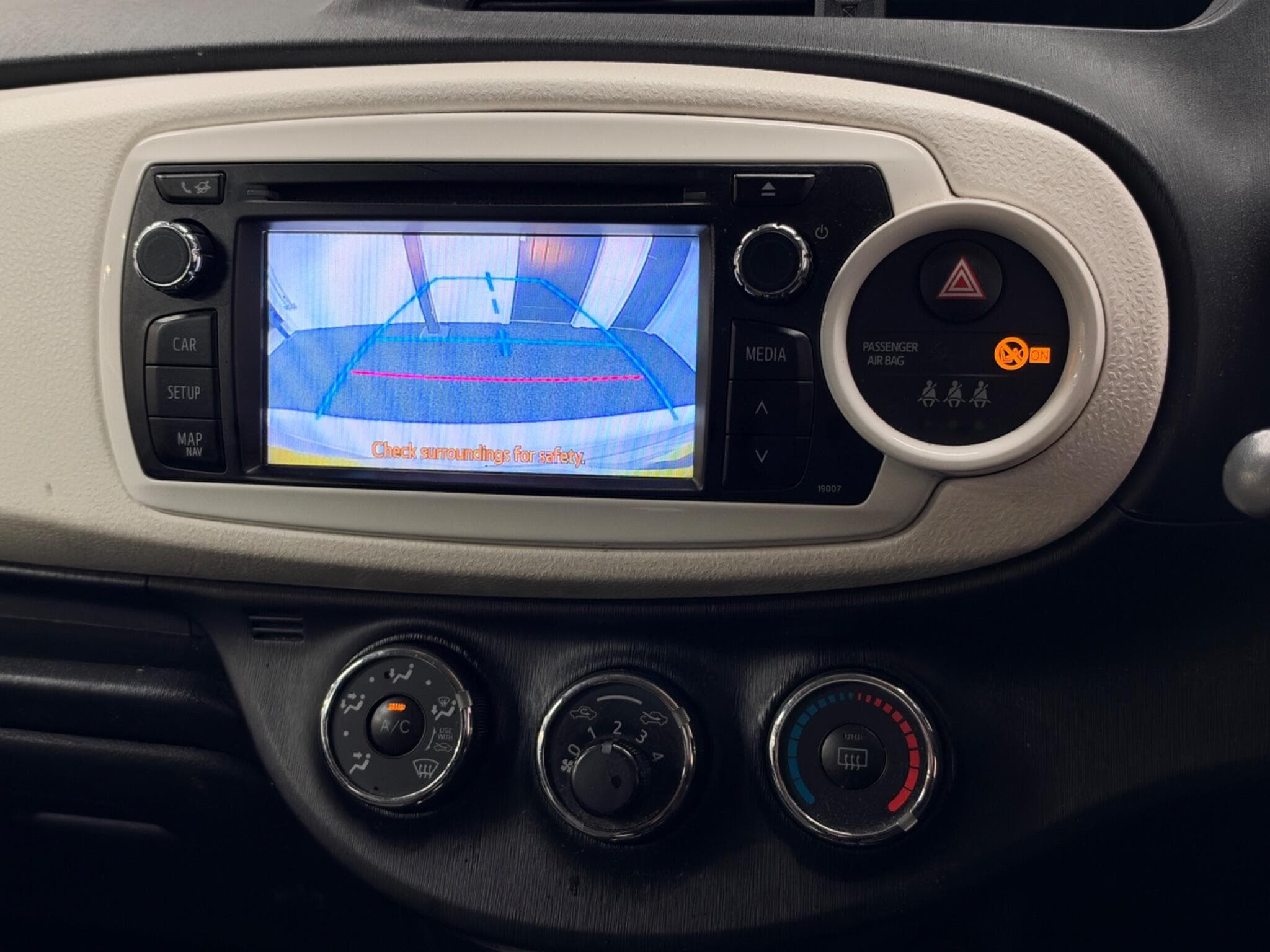 2013 Toyota Yaris - Thumbnail 32