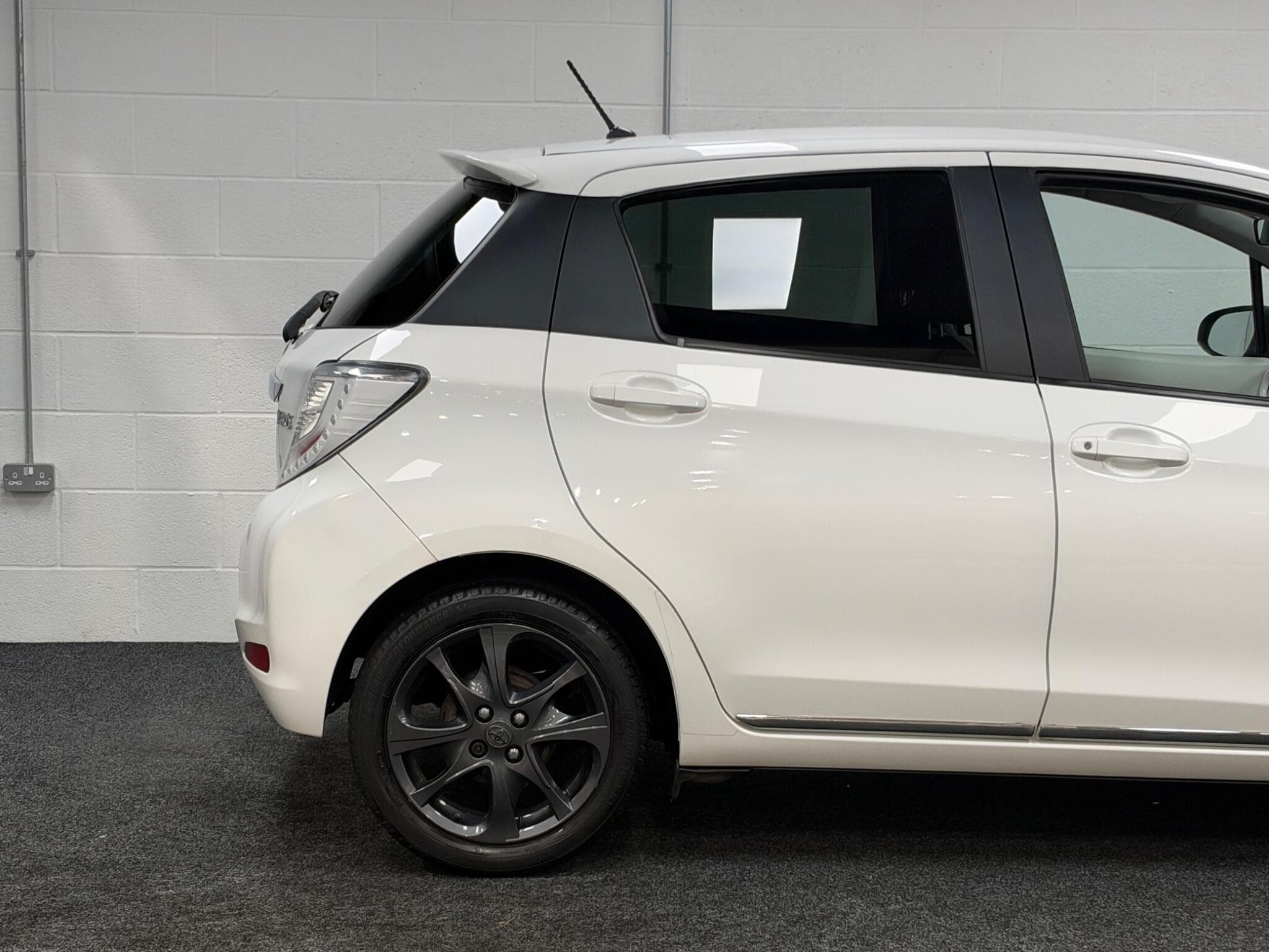 2013 Toyota Yaris - Thumbnail 29