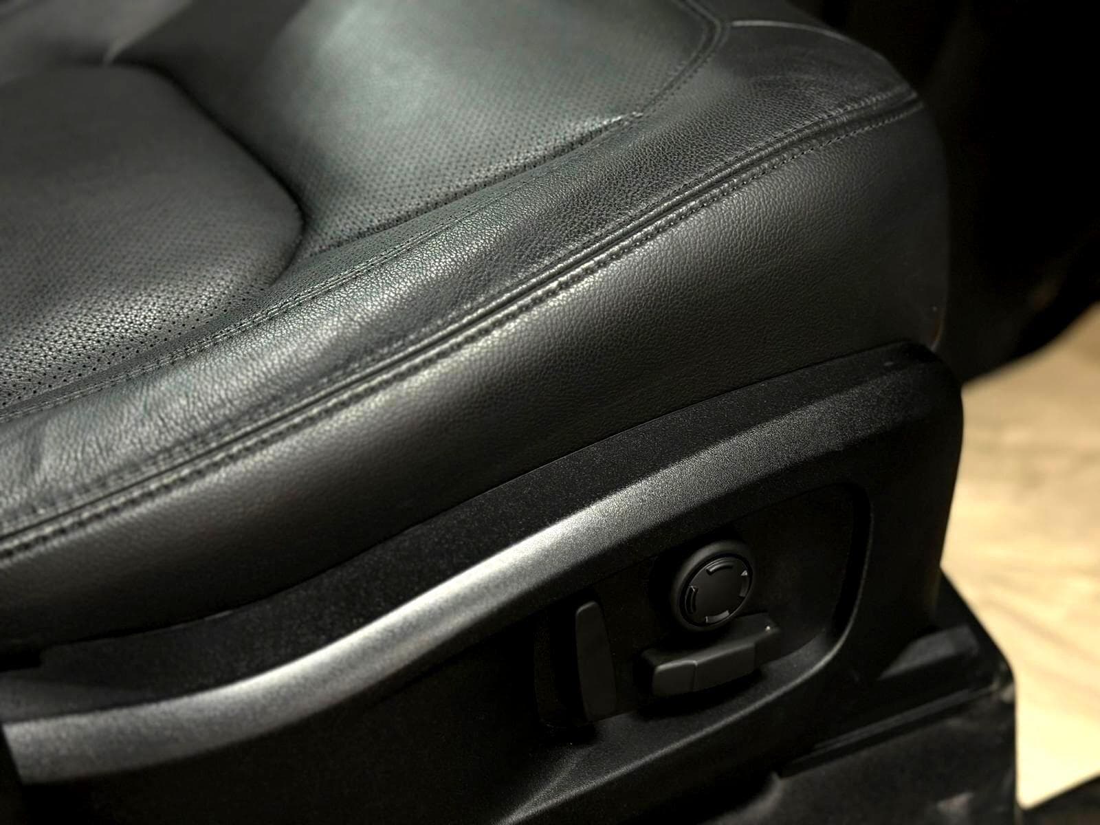 2024 Land Rover Defender 110 - Thumbnail 39