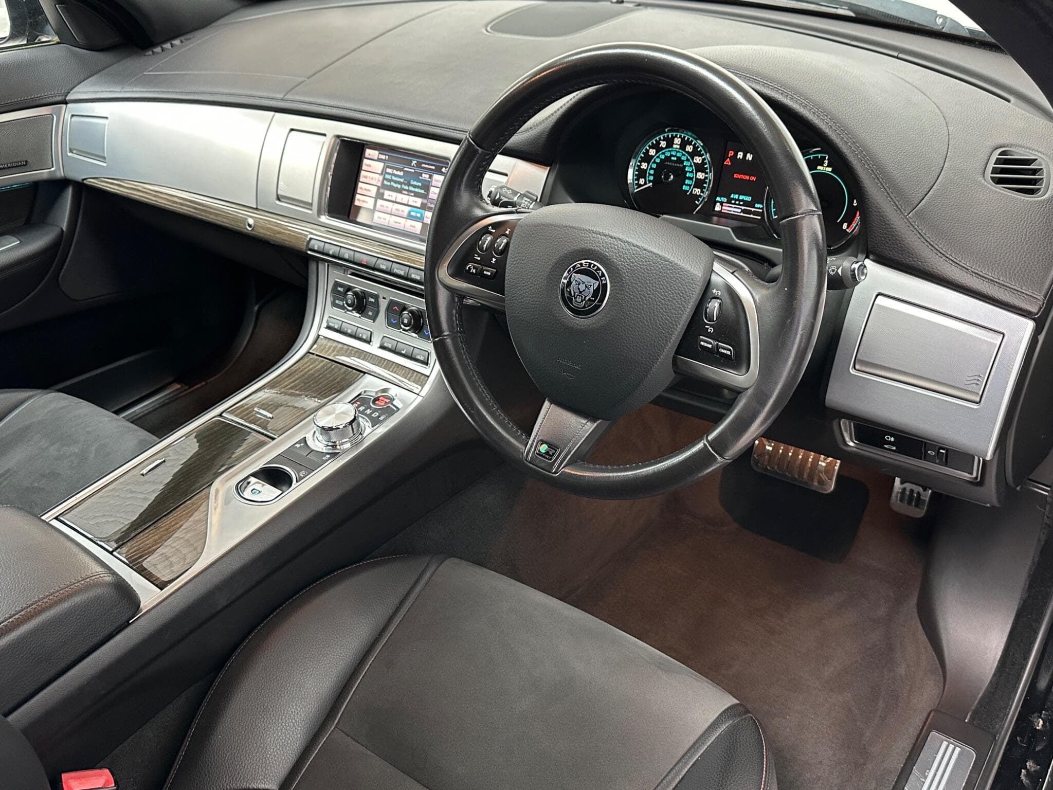 2015 Jaguar XF - Image 4