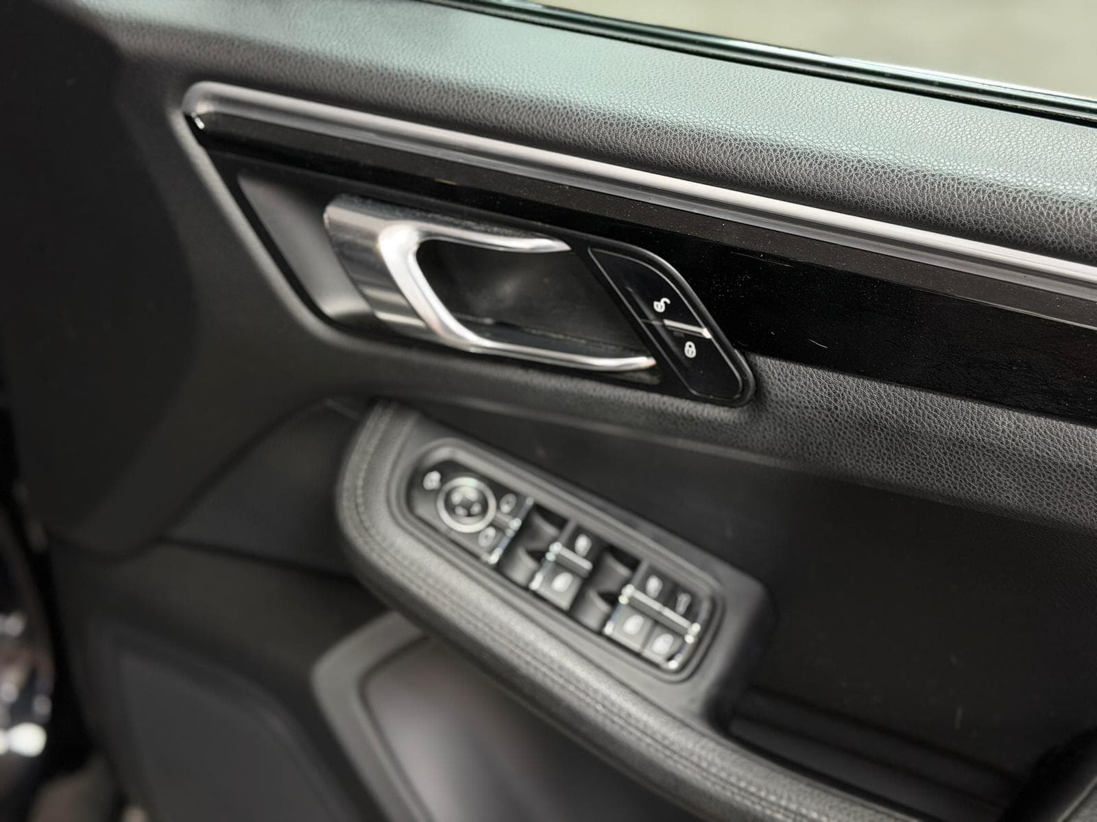 2017 Porsche Macan - Thumbnail 27