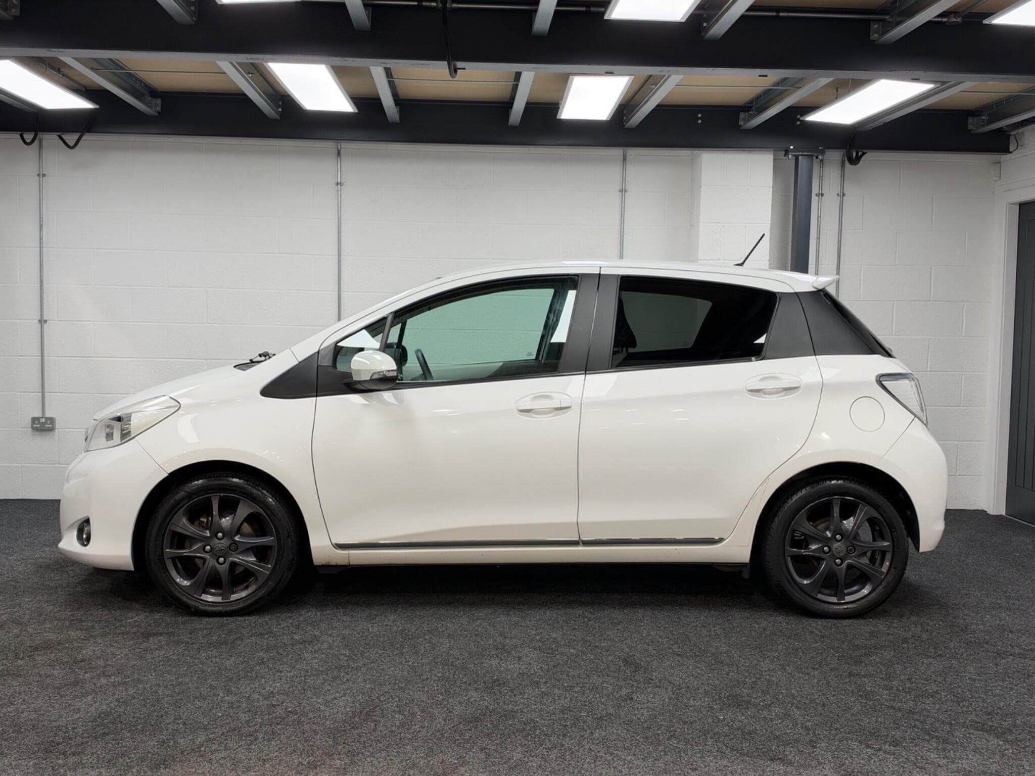 2013 Toyota Yaris - Thumbnail 8