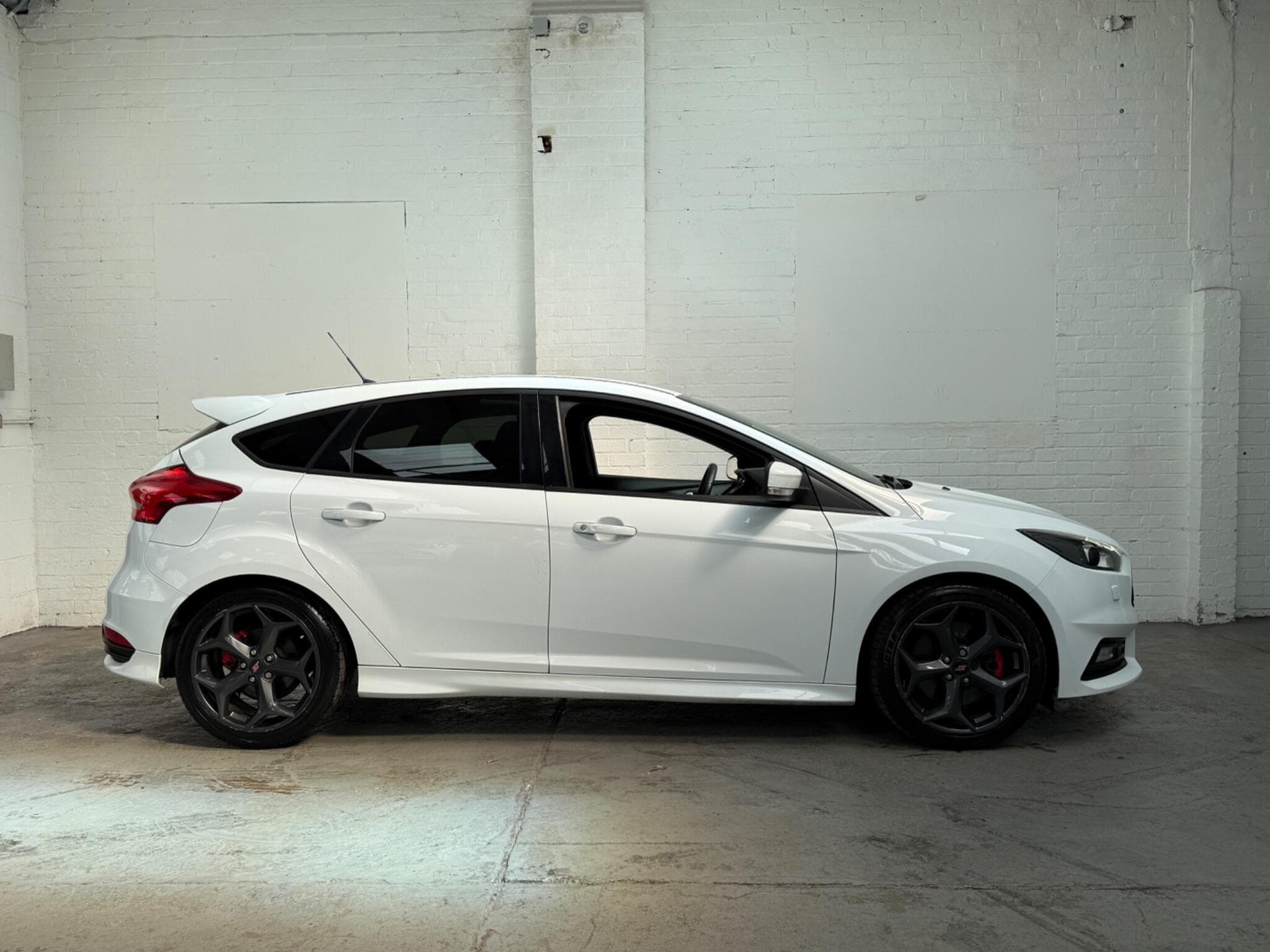 2016 Ford Focus - Thumbnail 9