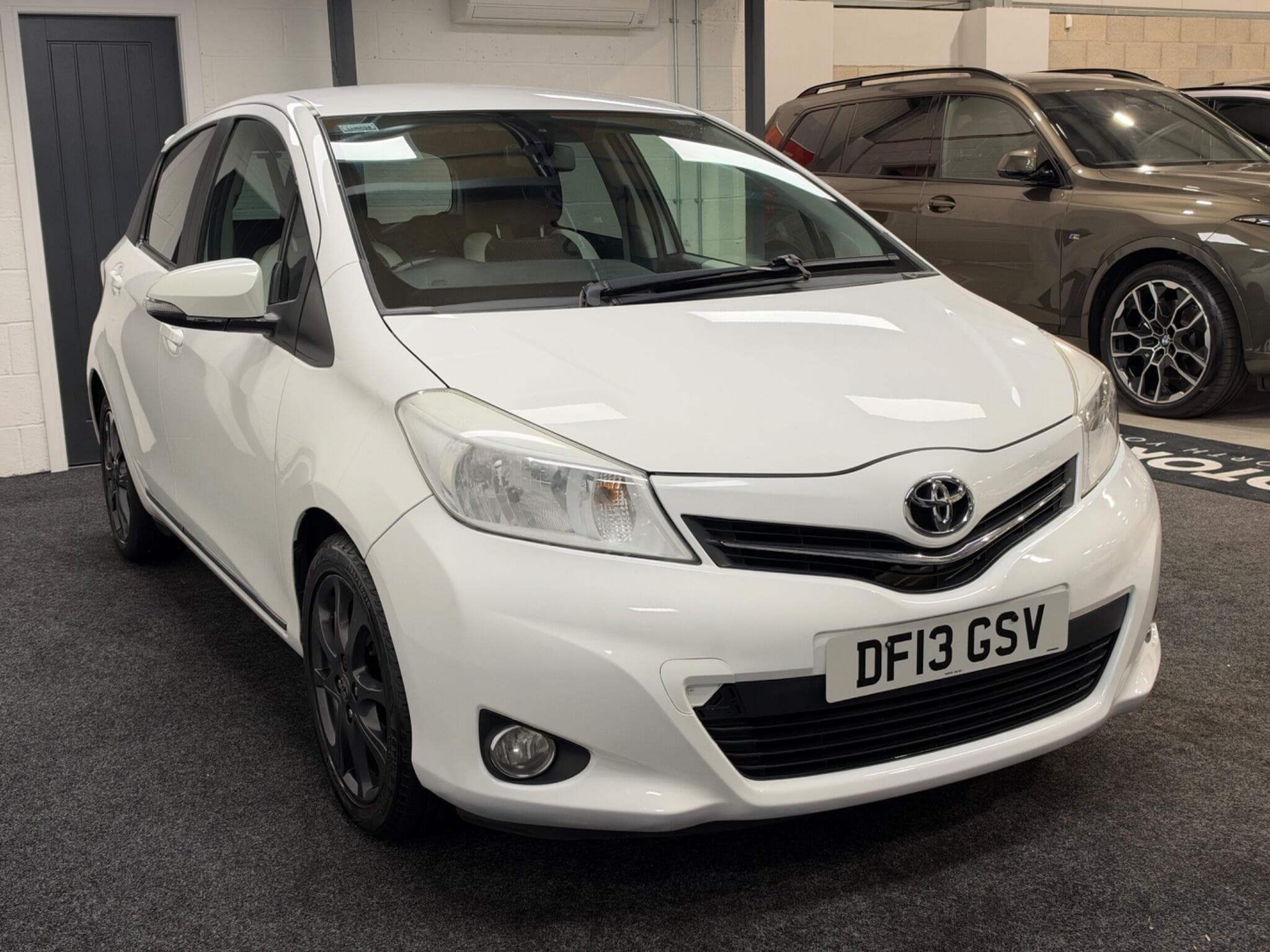 2013 Toyota Yaris - Thumbnail 2