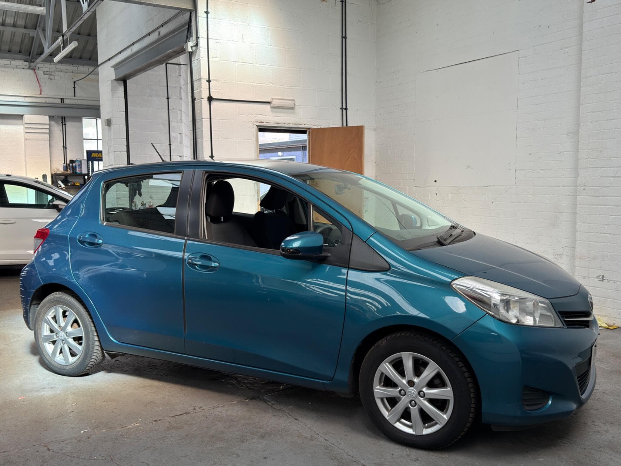 2013 Toyota Yaris - Thumbnail 11