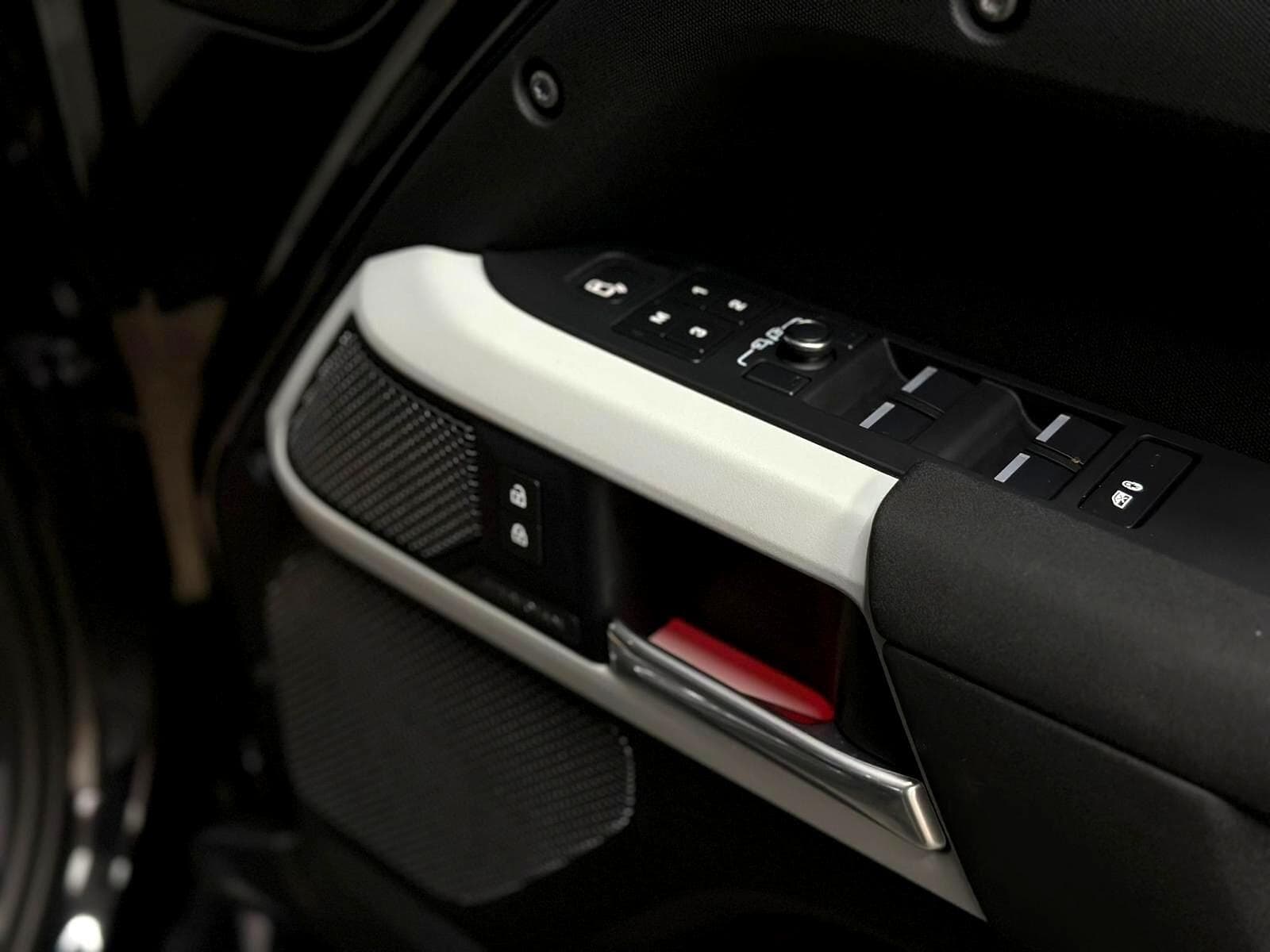 2024 Land Rover Defender 110 - Thumbnail 36