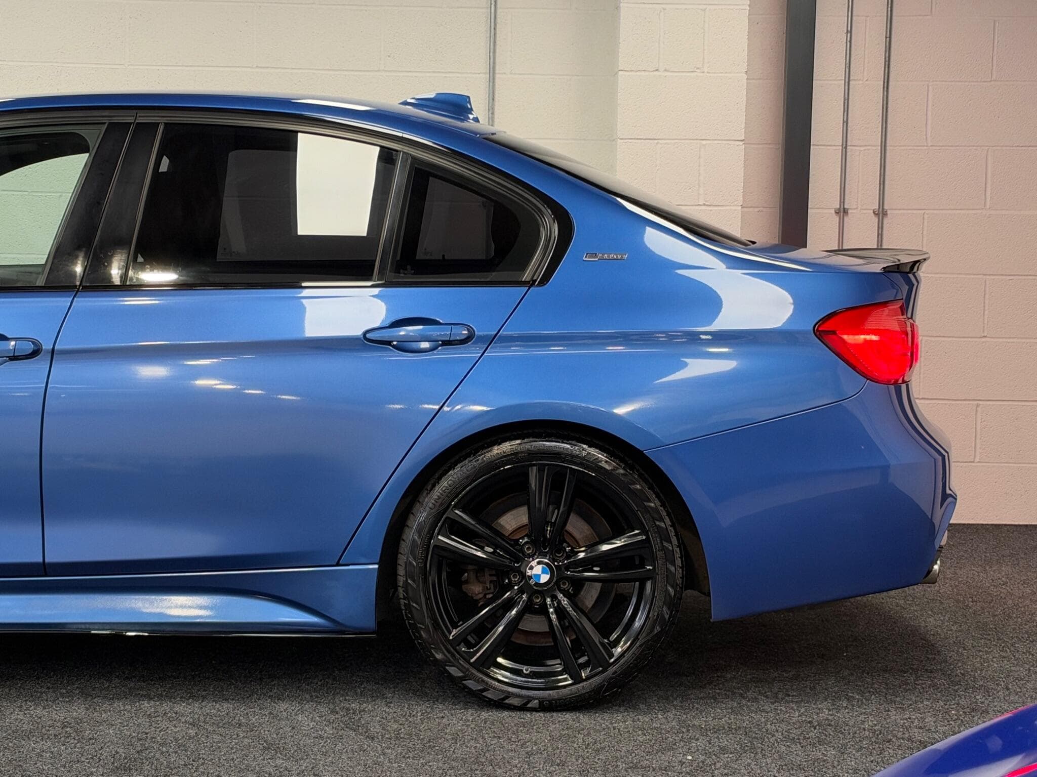 2017 BMW 3 Series - Image 4
