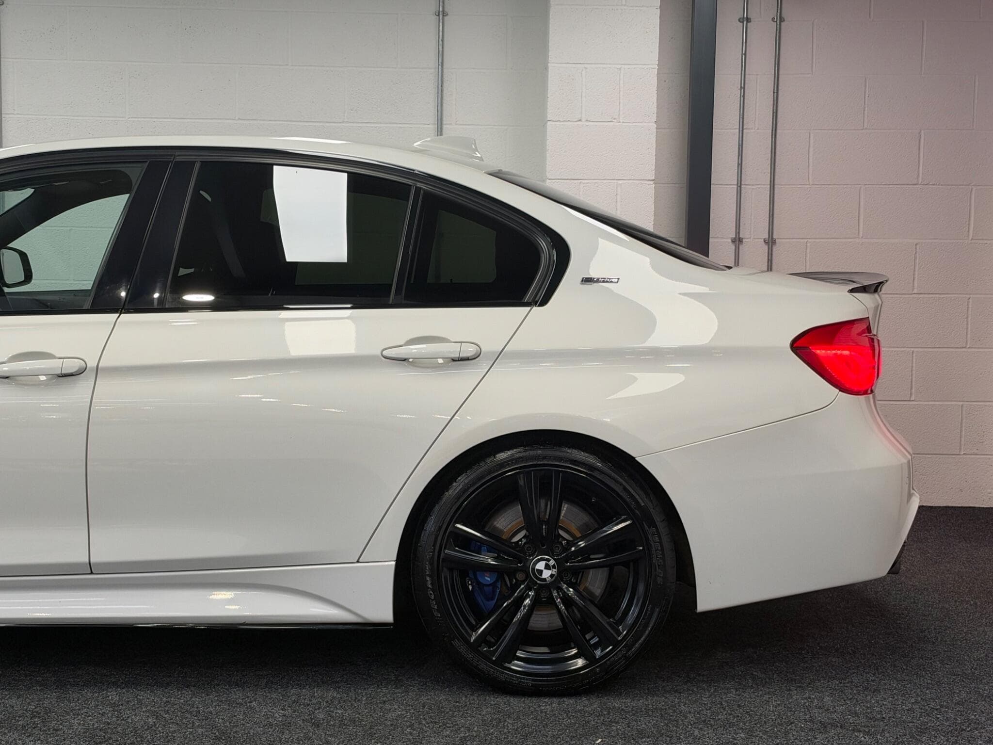 2017 BMW 3 Series - Thumbnail 29