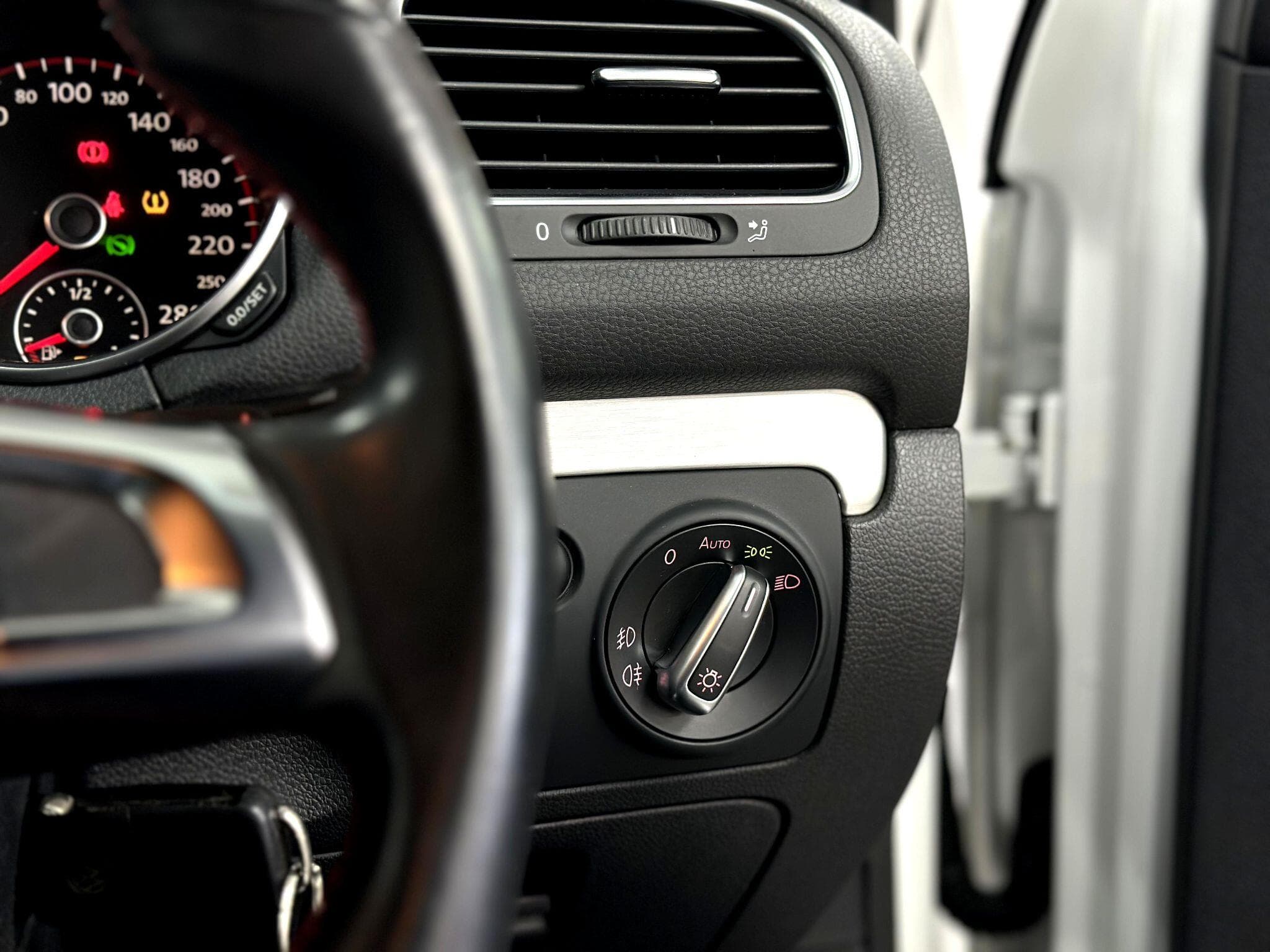 2011 Volkswagen Golf - Thumbnail 39