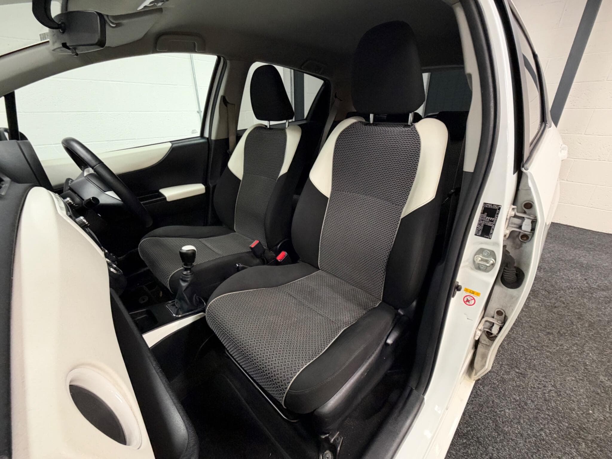 2013 Toyota Yaris - Thumbnail 36