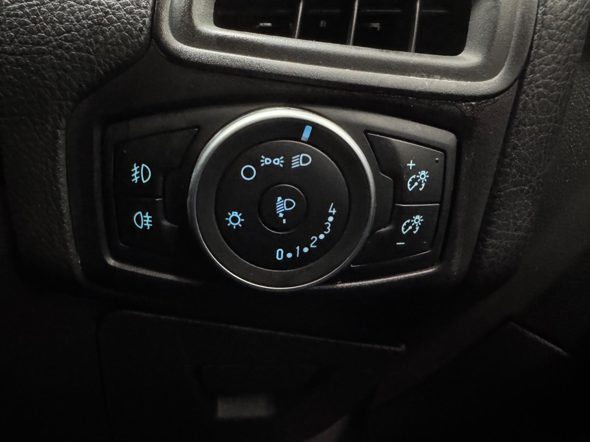 2015 Ford Focus - Thumbnail 22