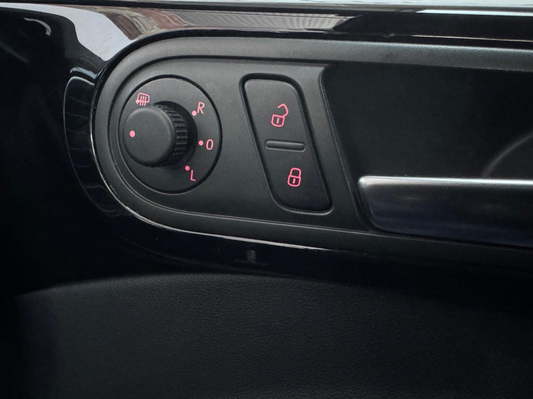 2013 Volkswagen Beetle - Thumbnail 22